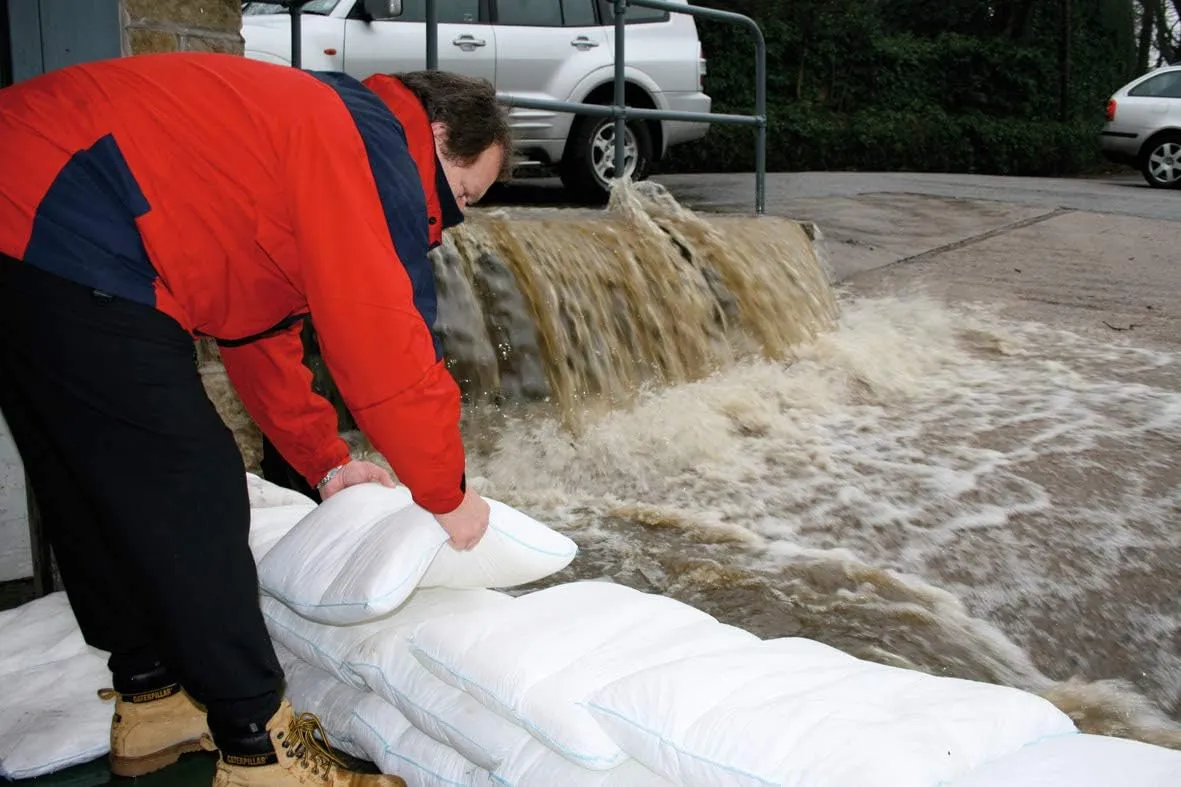 FS10R Sandless Sandbag Water Absorbent Flood Barrier, 19" x 20", 10 Pack, White, 10 Count