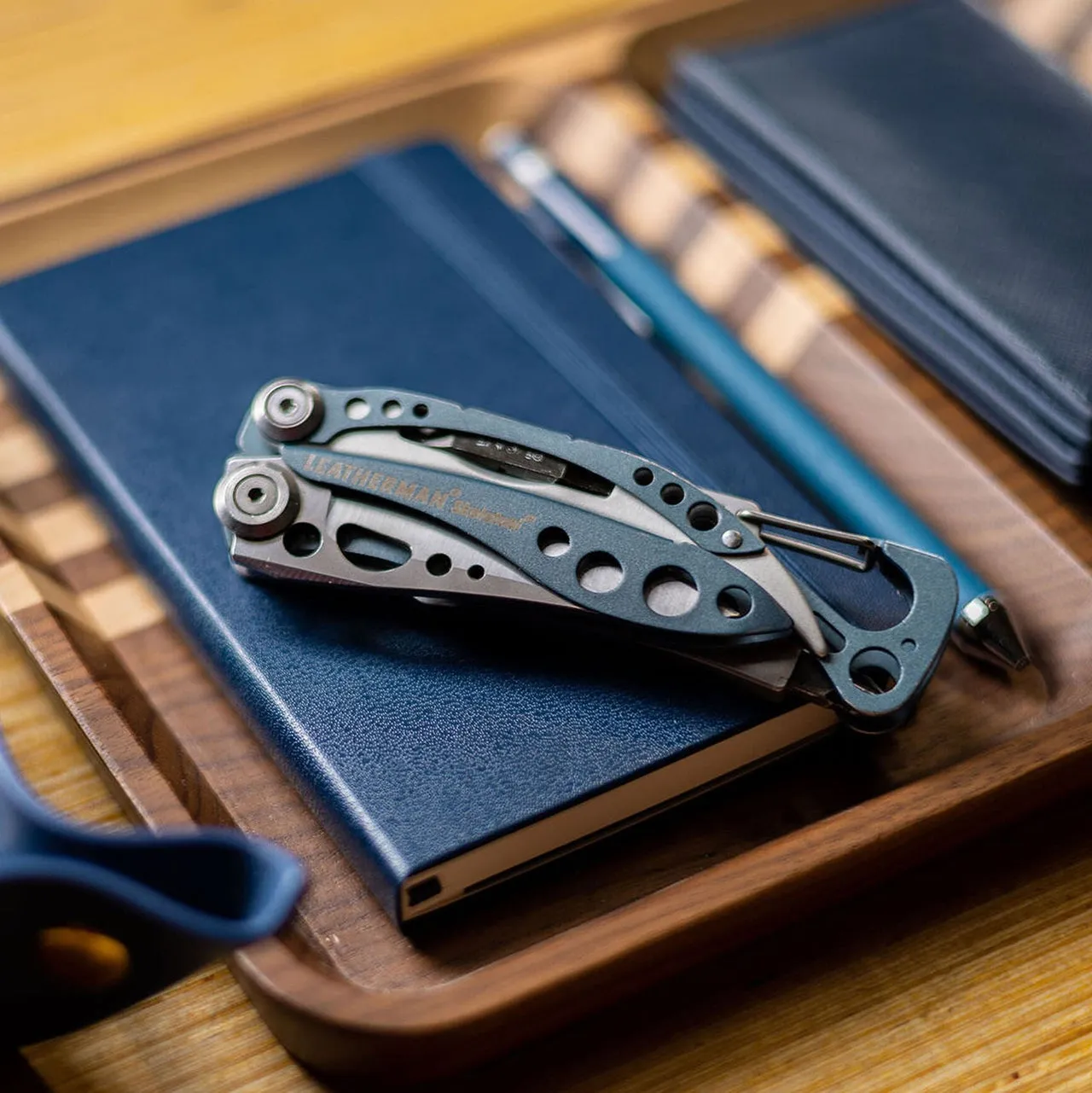 Leatherman 7 Tool Skeletool Lightweight Multi-Tool with Combo Knife Black