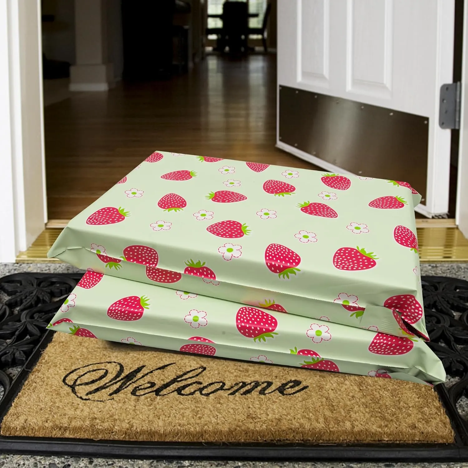 Poly Mailers 10x13 Inch 100 Pcs - Strawberries printed Shipping Bags, 2.4mil Thickness, Waterproof and Tear Resistant Mailing Envelopes, Self-Sealing Packaging Bags for Small Business