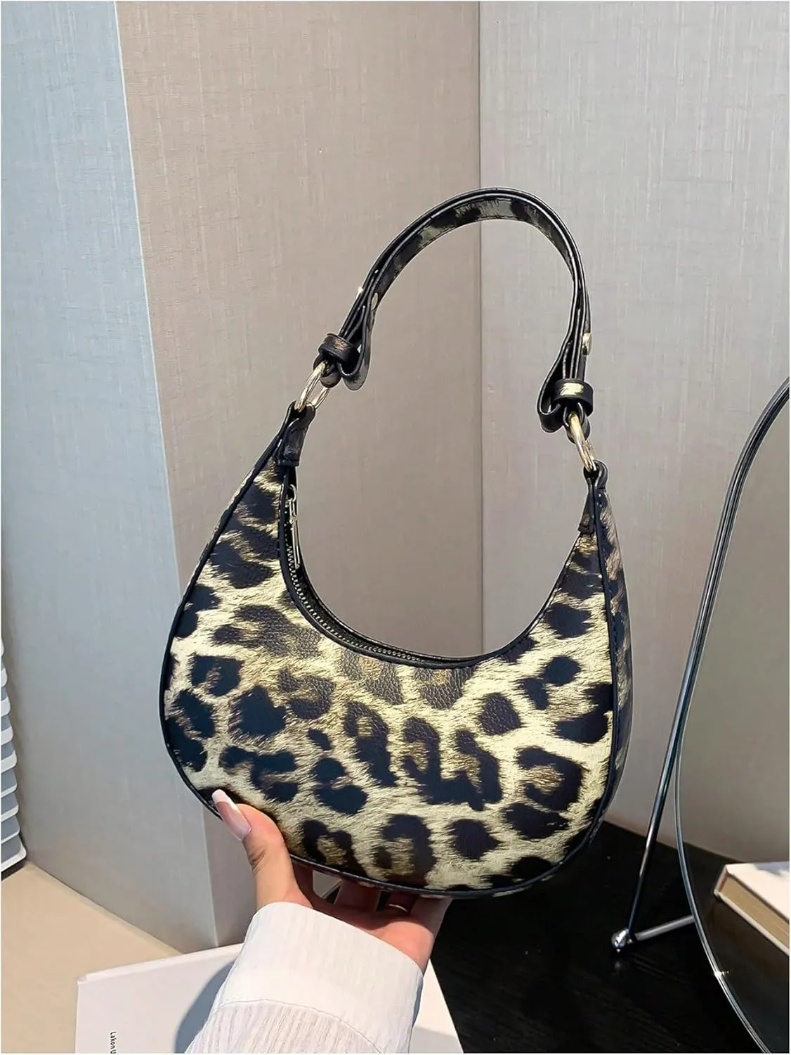 Verdusa Women's Crocodile PU Leather Hobo Shoulder Bag Small Purse Zipper Top Handle Crescent Bag