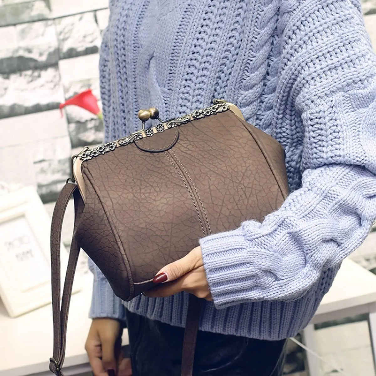 Vintage Hollow Handbag for Women Leather Shoulder Bag Evening Clutch Bag Kiss Lock Closure Crossbody Bag Purse