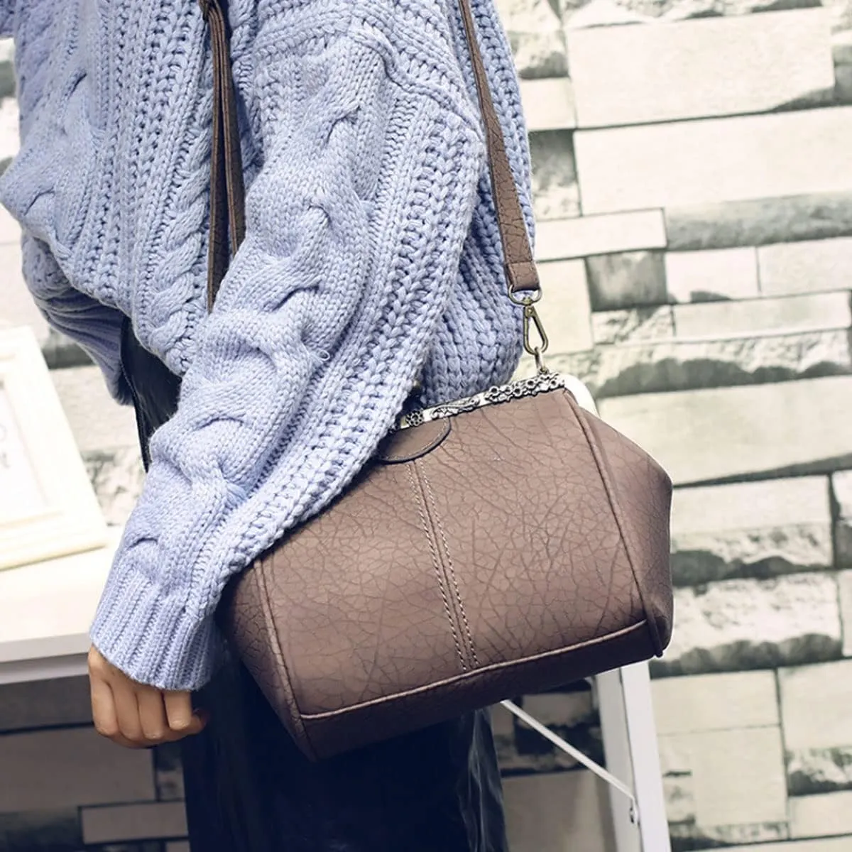 Vintage Hollow Handbag for Women Leather Shoulder Bag Evening Clutch Bag Kiss Lock Closure Crossbody Bag Purse